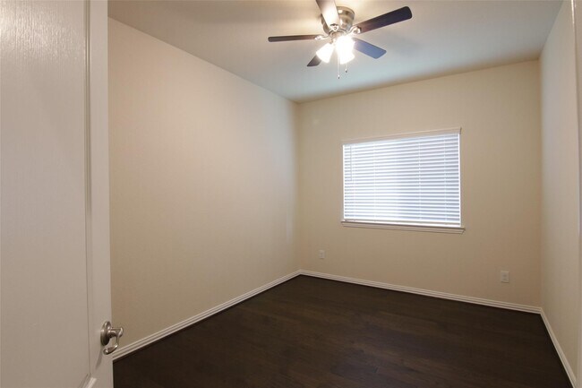 Building Photo - 1907 Benbrook Hollow Ln