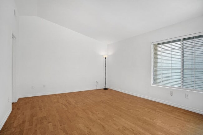 Building Photo - 5532 Las Virgenes Rd