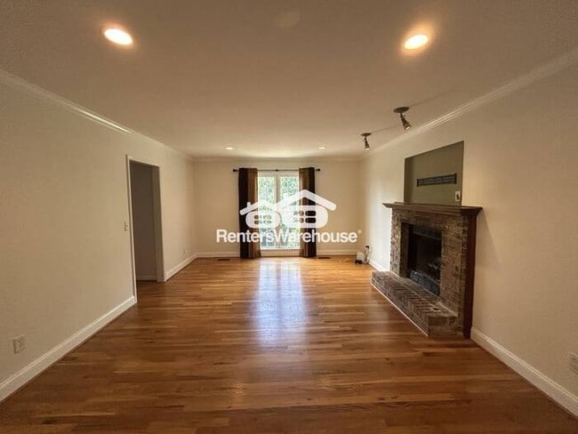 Building Photo - Beautifully maintained traditional 4-bedroom 2 and 12 bath home!