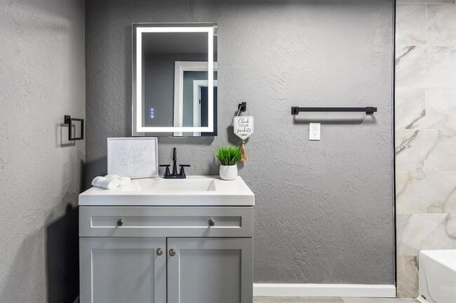 Building Photo - 1320 W Frisco St