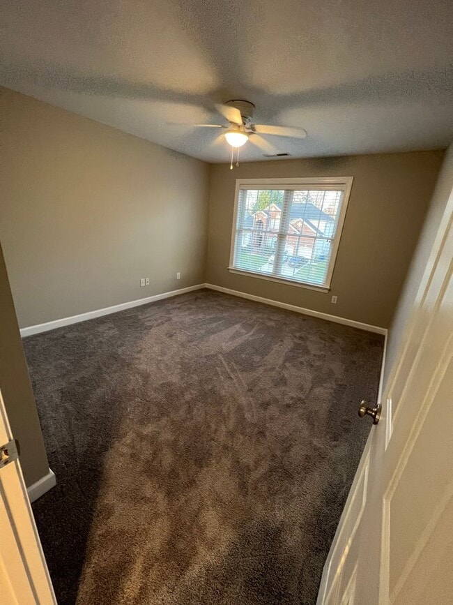 Building Photo - Beautiful 5 bedroom Executive Home In Wakefield