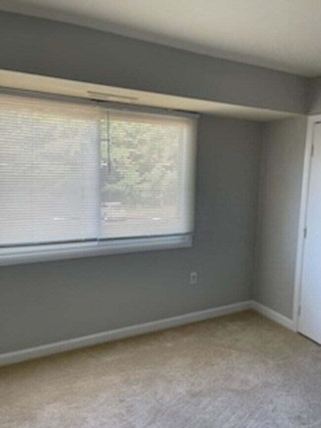 Building Photo - 1600 Renate Dr