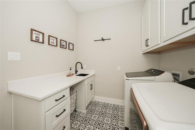 Building Photo - 413 Stratus View Ct