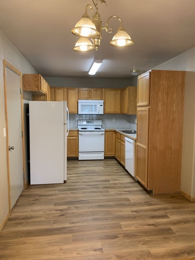 Building Photo - STUDENTS WELCOME! 3 Bed, 2 Bath Duplex in ...