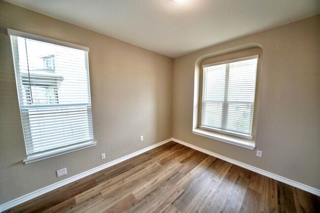 Building Photo - Beautiful 3-Bedroom Home with Flex Space in Universal City - Realtor Commission: $600