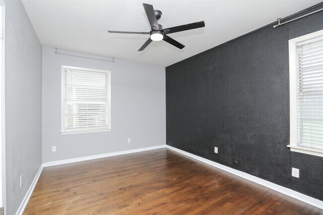 Building Photo - 3218 Cedarcrest Dr
