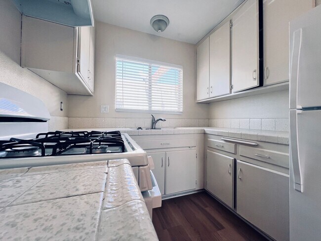 Building Photo - Charming and Bright Normal Heights Apartment