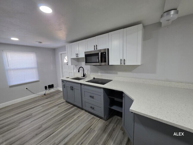 Building Photo - 1100 Beverly Ave NW