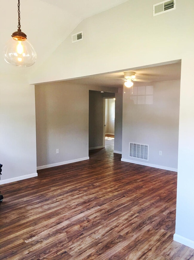 Building Photo - Beautifully Remodeled and Rent Ready.