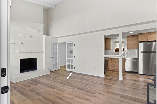 Building Photo - 2055 Thomas Ave