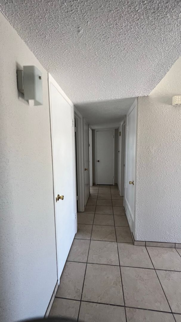 Building Photo - Beautiful home with 2 kitchens and 3 bedrooms and 2 bathrooms