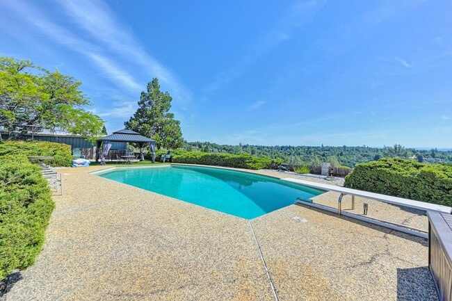 Building Photo - Luxury Living with Stunning 360-Degree Vie...