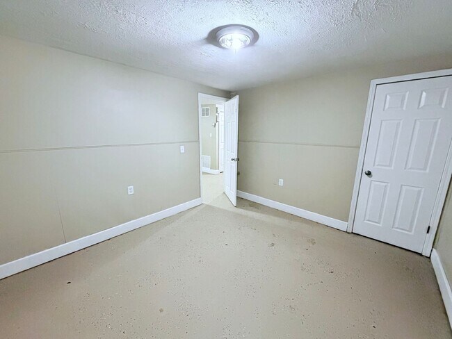 Building Photo - 2 bed and 2 bonus rooms!!