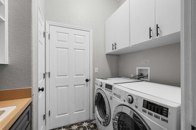 Building Photo - Lake Jovita Home for Rent