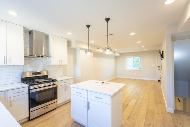 Building Photo - Beautiful 3 BR/3 BA Townhome in Brentwood!