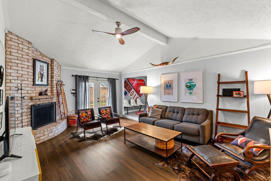 Comfy sofa - 1178 Bournewood Dr