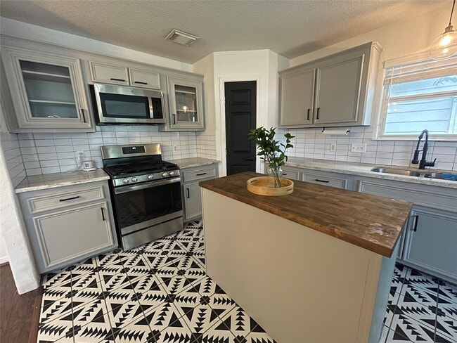 Building Photo - 6526 Paris St