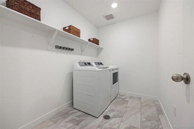 Building Photo - 860 Wildrose Pl