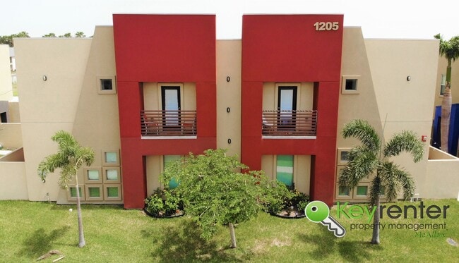 Building Photo - 2B/2.5B Townhome in gated community now av...