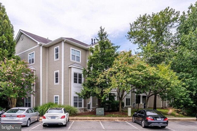 Building Photo - 1700 Lake Shore Crest Dr
