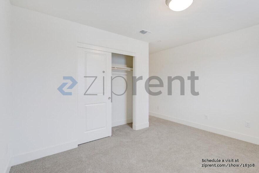 Building Photo - 6100 Oak Leaf Pl