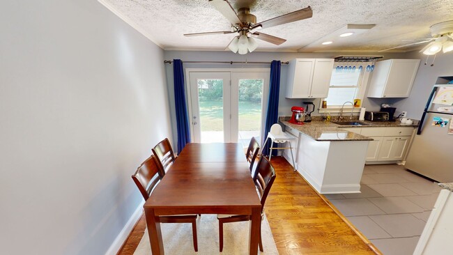 Building Photo - Fully Renovated 3 Bedroom GEM close to sho...