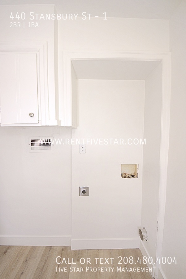 Building Photo - Charming 2 Bedroom Upstairs Apartment Avai...