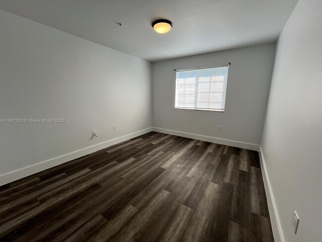 Building Photo - 655 SW 111th Way