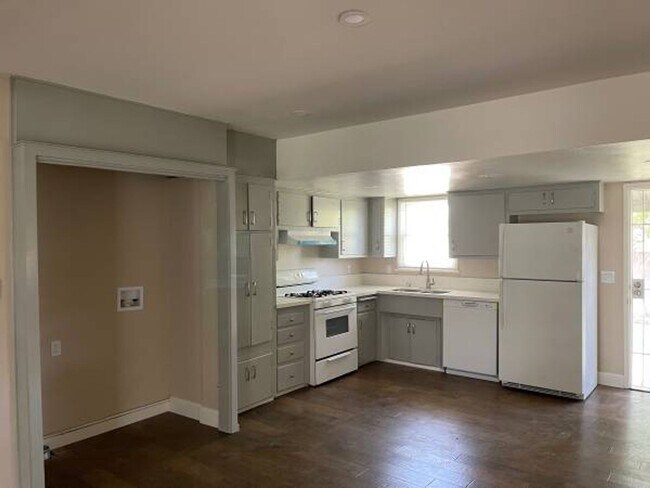 Building Photo - 2272
