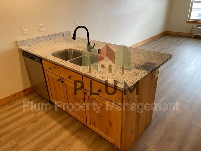 Building Photo - 1245 Waverly St