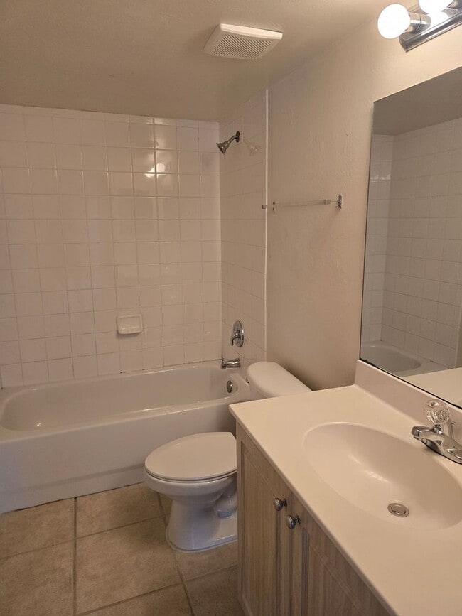 Building Photo - 3/2 2nd Floor Condo AVAILABLE NOW!