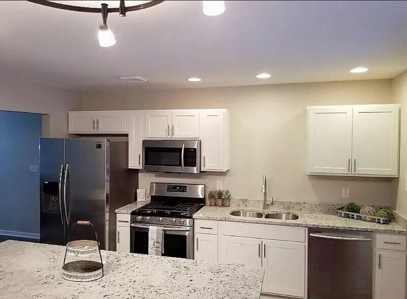 Building Photo - 8616 Hickory Ave