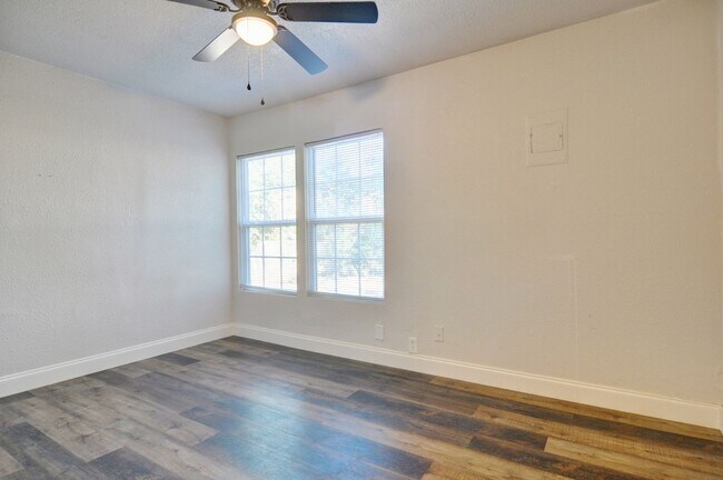 Building Photo - 3 bed 2 bath