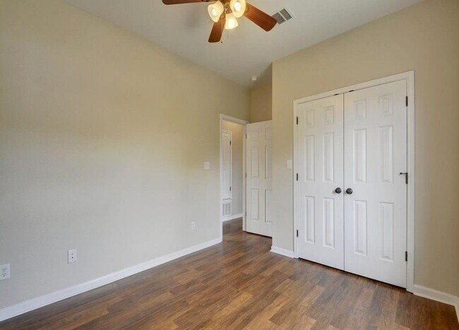 Building Photo - 1172 Oak Grove Ave