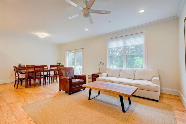 Building Photo - 23 Lily Pond Ln