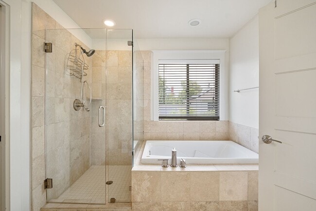 Building Photo - Beloved 3 Bedroom, 2.5 Bath Home in Brentwood