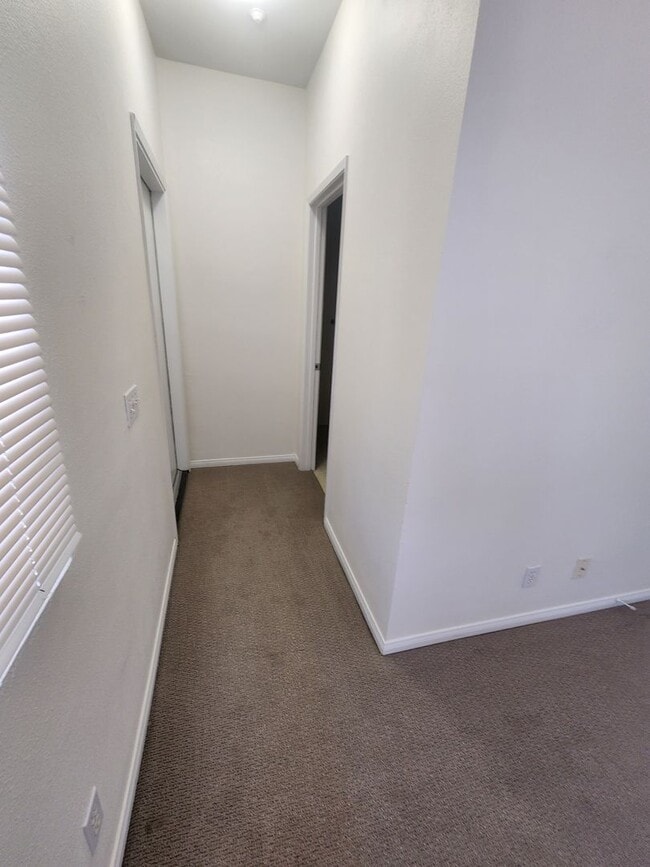 Building Photo - Comfortable One Bed, One Bath Apartment- W...