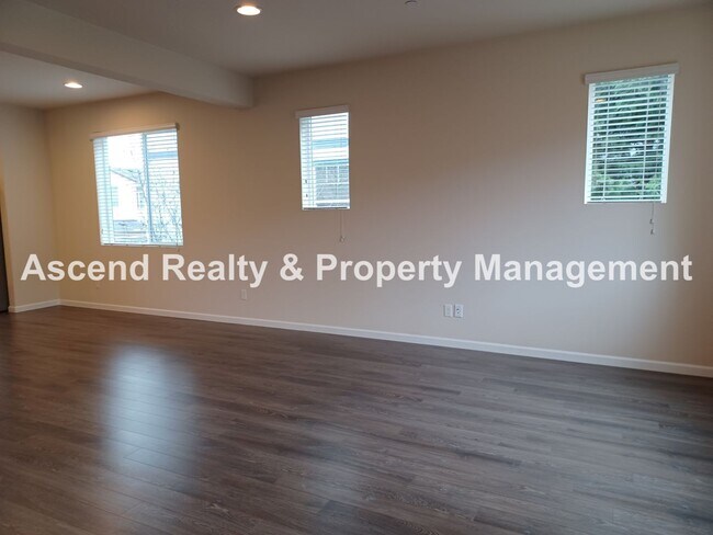 Building Photo - 3 Level End Unit Townhome with Newer Carpet, Open Floor Plan, 2 Balconies, 2 Car Attached Garage ...