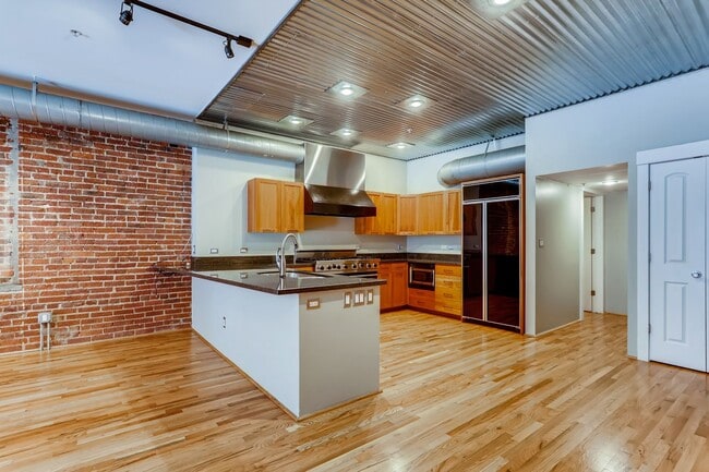 Building Photo - 3 Bedroom 2 Bath Loft Living At It's Finest In LODO! Wireworks Building