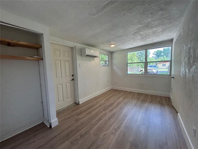 Building Photo - 1215 NE 21 Ave