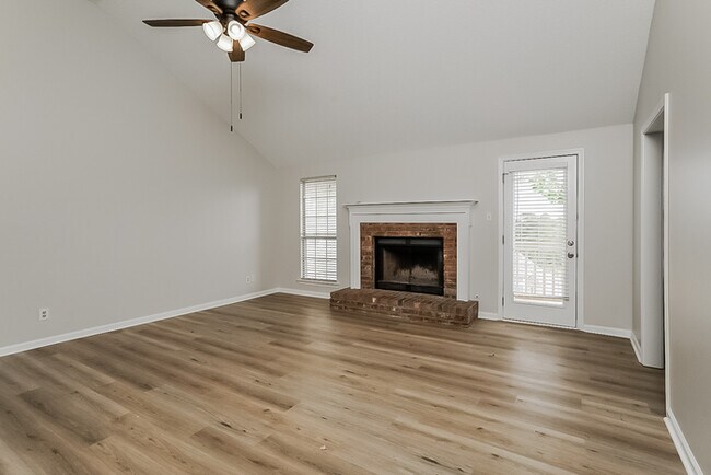 Building Photo - Beautiful 3 Bedroom in Great Location in L...