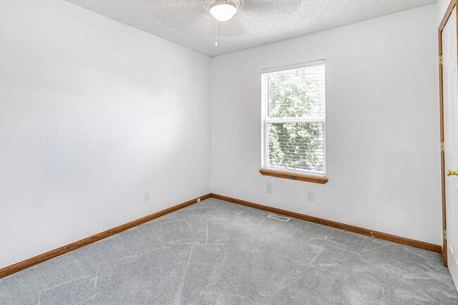 Building Photo - 3 Bedroom 2 Bath in Warrensburg