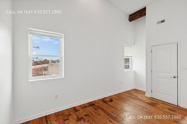 Building Photo - Newly Renovated 2 Bedroom Available for Re...