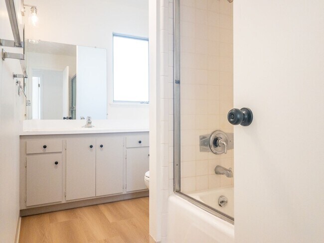 Building Photo - BRIGHT Remodeled Downtown 1BR/1BA Flat! Pa...