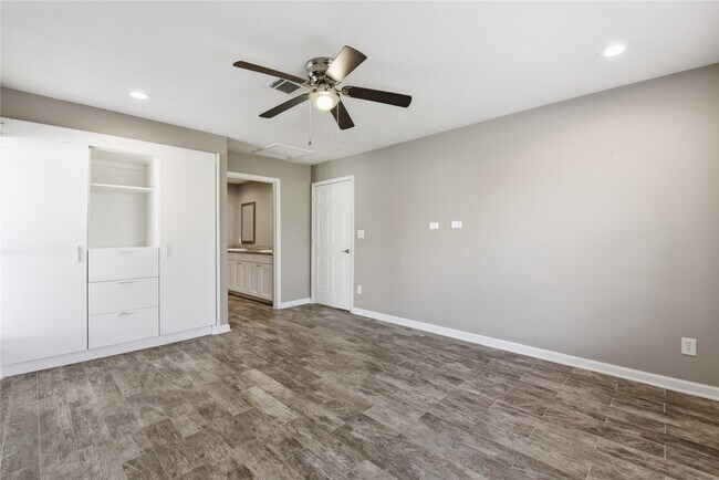 Building Photo - 3424 Balboa Cir