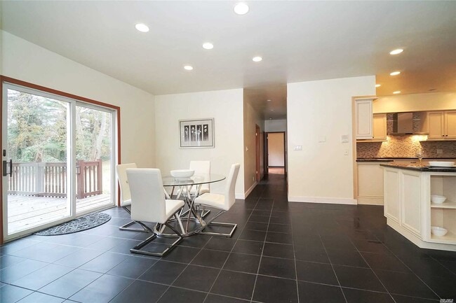 Building Photo - 242 Store Hill Rd