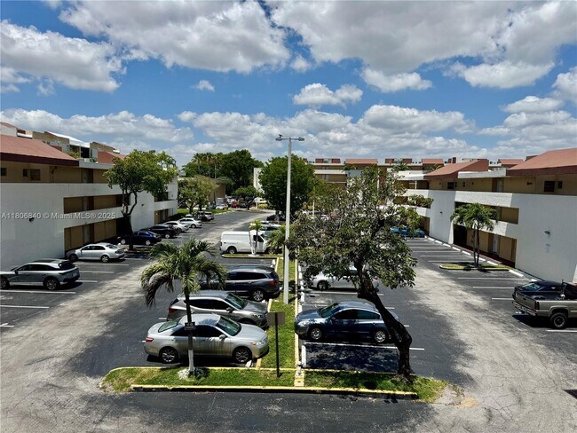 Building Photo - 8810 Fontainebleau Blvd