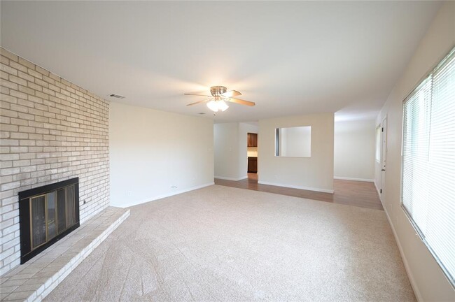 Building Photo - 107 Cloudview Dr