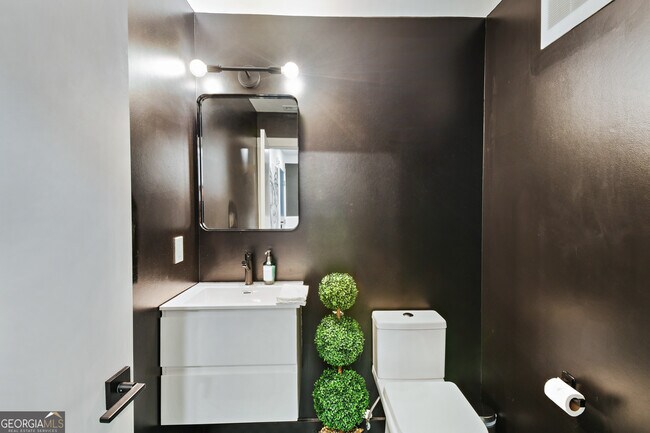 Building Photo - 208 12th St NE