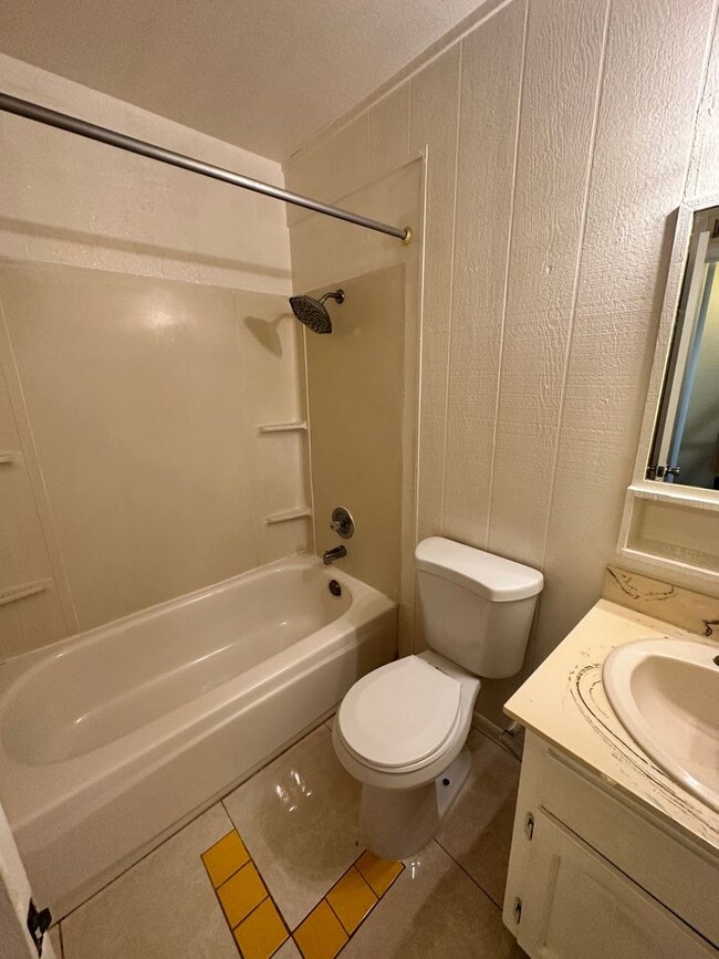 Building Photo - Beautiful 3 bedroom 2 bath Home in Imperial Beach